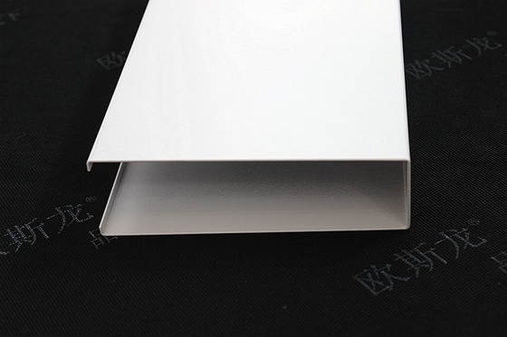 U branco suspendido - painel de teto linear da tira do teto de alumínio da tela do perfil
