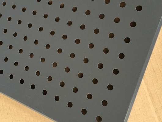 Teto perfurado do metal do grampo cinzento da cor, diâmetro perfurado 3.0mm dos painéis acústicos