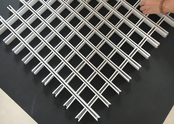 Teto suspendido da grade de alumínio da estrutura quadrada no branco
