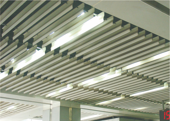 A exposição Hall Acoustical Ceiling Tiles Decorative suspendeu painel de alumínio/de alumínio falso