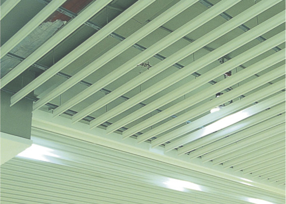 Painéis de teto internos lineares do metal da tira falsa de alumínio para construir o material decorativo