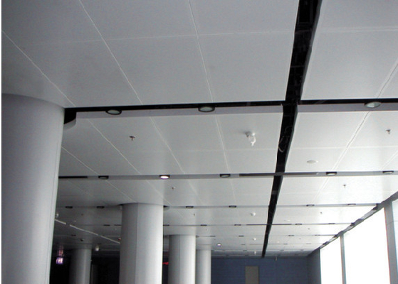 A configuração perfurada à prova de som no teto telha os painéis de teto flutuar/2x2 para a decoração do salão