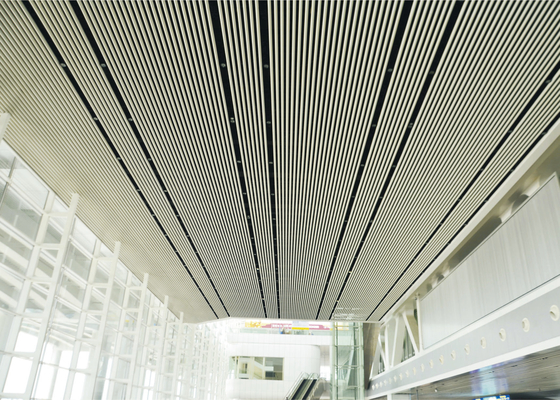Painéis de teto lineares suspendidos ondulados do metal do banheiro feito sob encomenda do teto do metal do anúncio publicitário