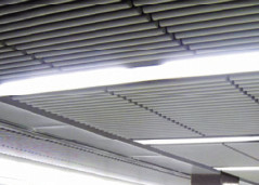 As telhas comerciais inoxidáveis do teto, decorando a ondulação obstruem dentro o teto da lâmina