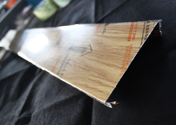 C de madeira - o teto de alumínio fechado dado forma da tira em linha reta/chanfrou o ângulo