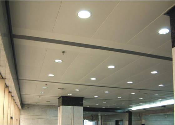 Configuração acústica perfurada em telhas do teto