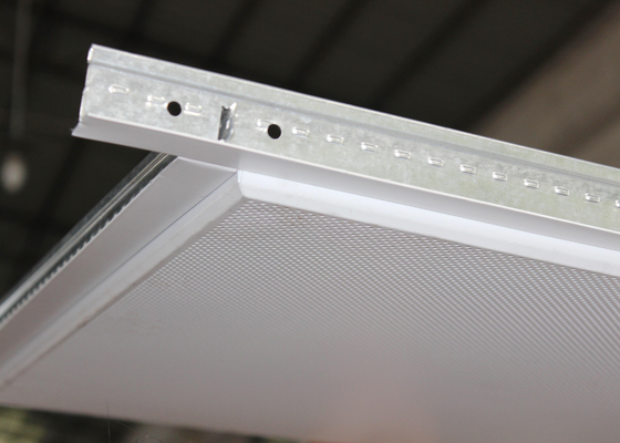 A configuração acústica do ângulo chanfrado no teto telha a folha de metal instala com barra de T