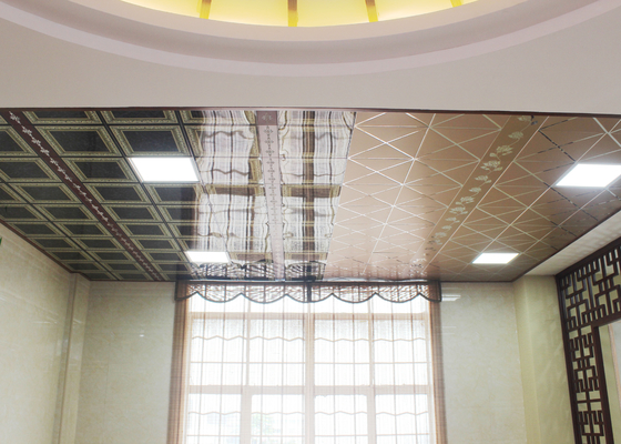 Telhas artísticas do teto da decoração interna com teste padrão de flor lilás bonito