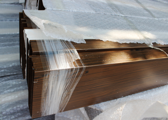 Metal o teto de alumínio linear da tela do perfil de U com vária madeira como as cores disponíveis