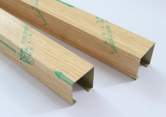 Teto linear em forma de u do metal da cor de madeira da grão para a decoração interior