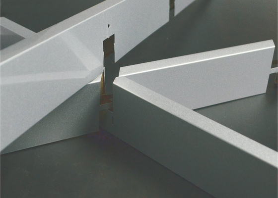 Marfim de alumínio do sistema do teto da grade do metal falso decorativo do triângulo com tipo de A