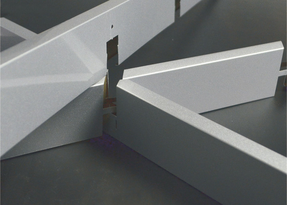 Grade de alumínio GB suspenso no teto do metal do triângulo interior do ornamento/T28001-2011