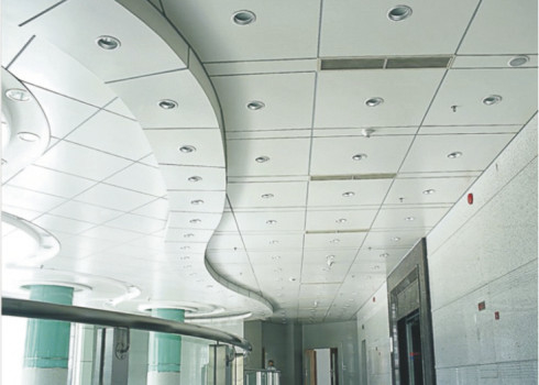 A configuração perfurada de alumínio no teto telha a folha, flutuando 600 x 600 painéis de teto