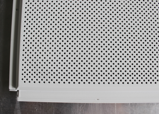 Configuração do alumínio na folha acústica das telhas do teto instalada com quadrado de grade 600 x 600 de T